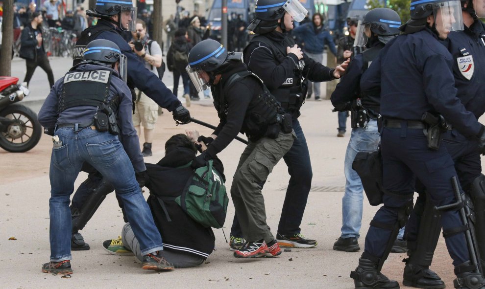 Los antidisturbios detienen a un joven durante los enfrentamientos en una manifestación de empleados y estudiantes en contra de la reforma laboral francesa en Lyon, Francia. REUTERS / Robert Pratta