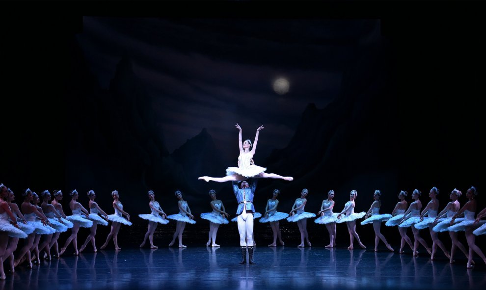 Los artistas realizan el ensayo general de la producción del Ballet de Australia del lago de los cisnes en el teatro de la ópera de Sydney en Sydney./AFP