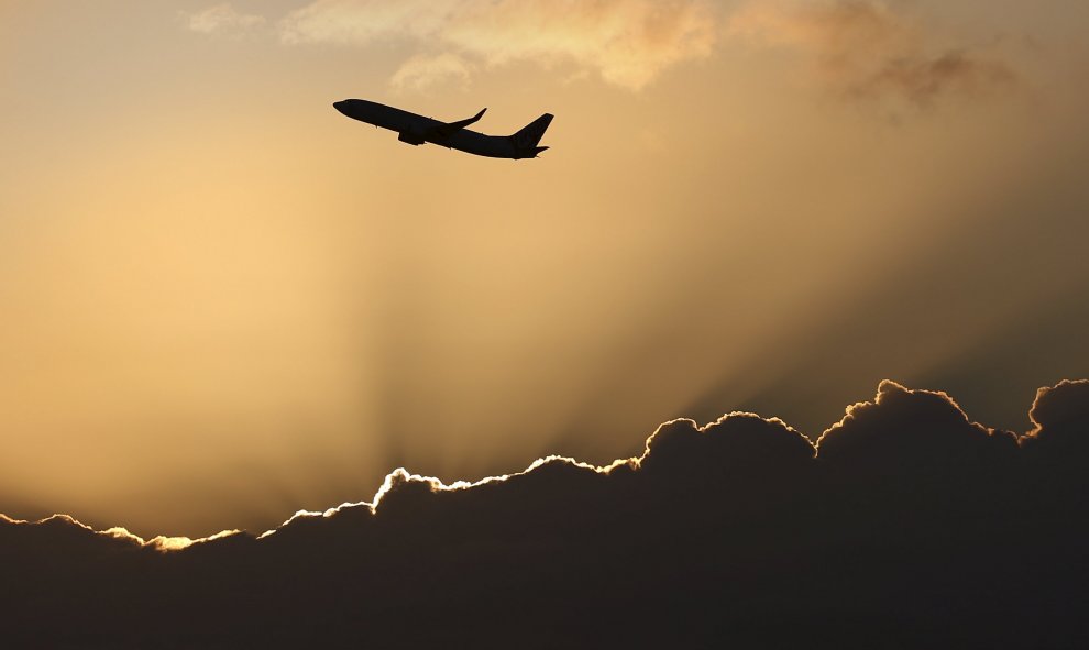 Un avión despega al amanecer desde el Aeropuerto Internacional de Sydney, en Australia. REUTERS/Jason Reed