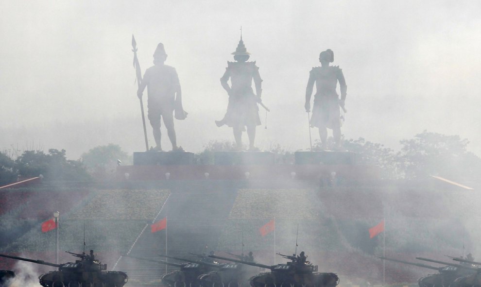 Tanques desfile con motivo del Día de las Fuerzas Armadas en Myanmar. REUTERS/Soe Zeya Tun