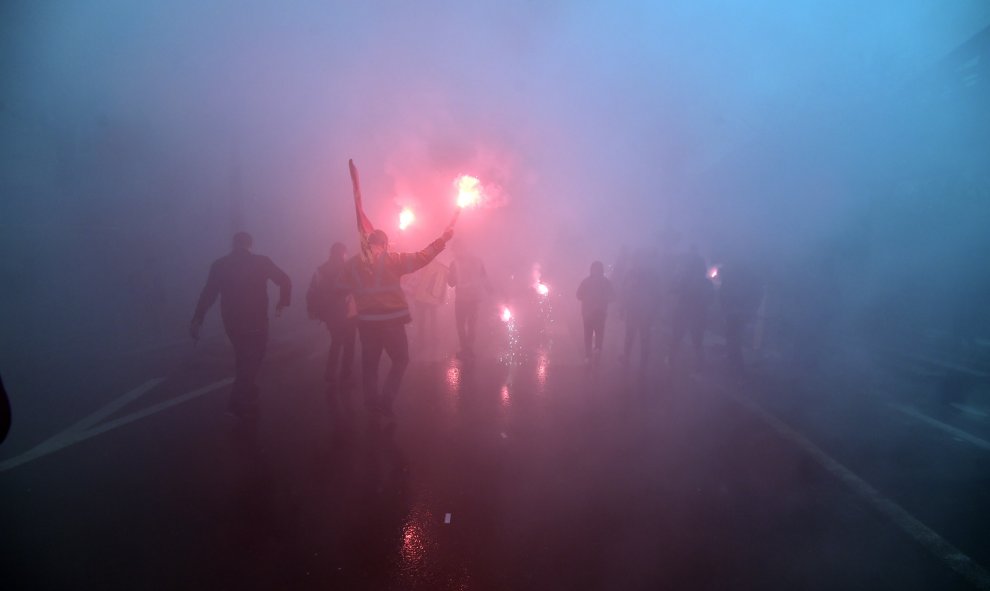 Los manifestantes durante una protesta contra la reforma de la legislación laboral del presidente François Hollande en la capital francesa de París. ALAIN JOCARD / AFP