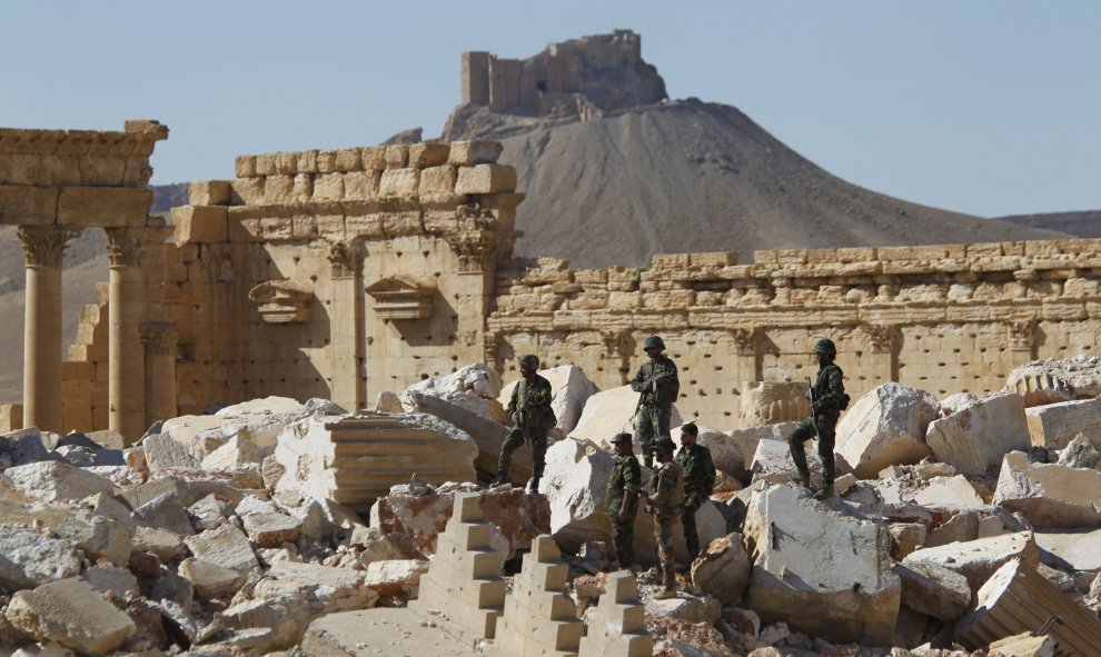 Soldados sitios vigilan las ruinas del Templo de Bel en Palmira, Siria. REUTERS/Omar Sanadiki