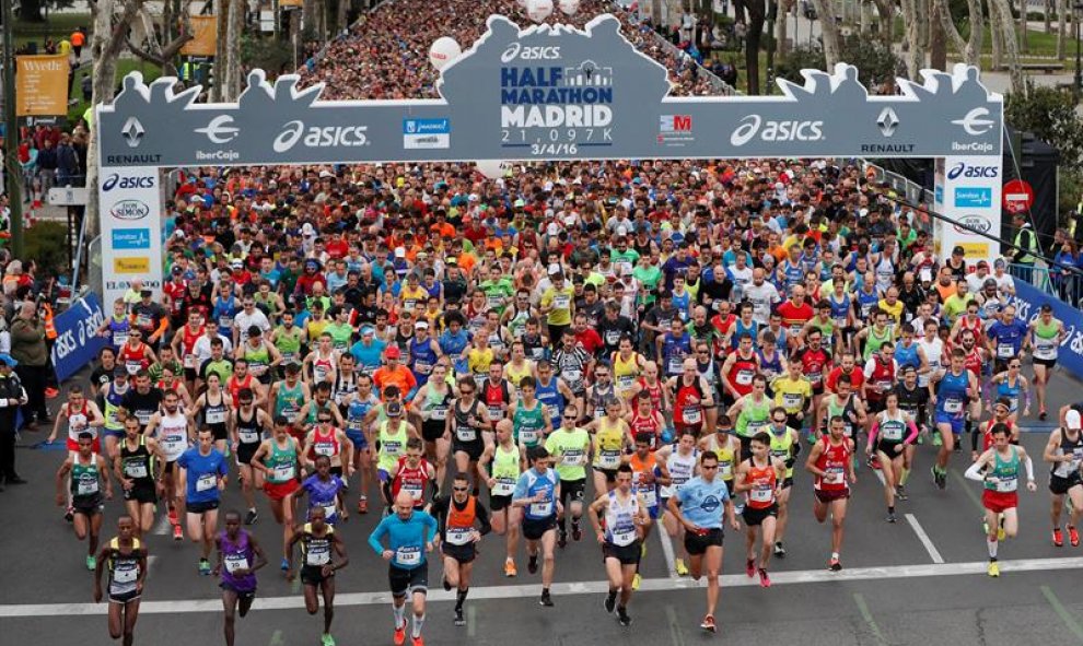 Unos 23.000 corredores han tomado este domingo la salida de la XVI edición del Medio Maratón Villa de Madrid. EFE/Juan Carlos Hidalgo