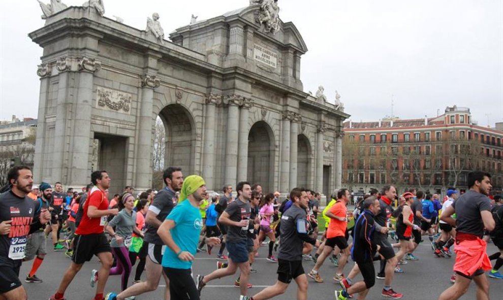 Corredores a su paso por la Puerta de Alcalá. La carrera ha tenido lugar entre el paseo del Prado y el parque del Retiro. EFE/Víctor Lerena
