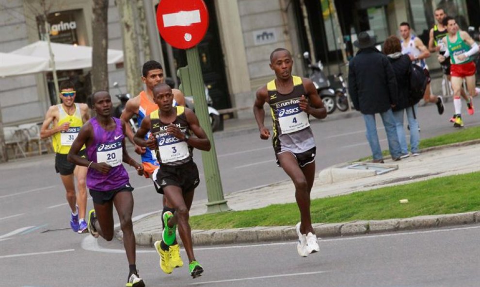 Cabeza de carrera del Medio Maratón Villa de Madrid, que ha obligado a cortar la circulación en diferentes calles de los distritos de Retiro, Salamanca, Chamartín, Tetuán y Chamberí. EFE/Víctor Lerena