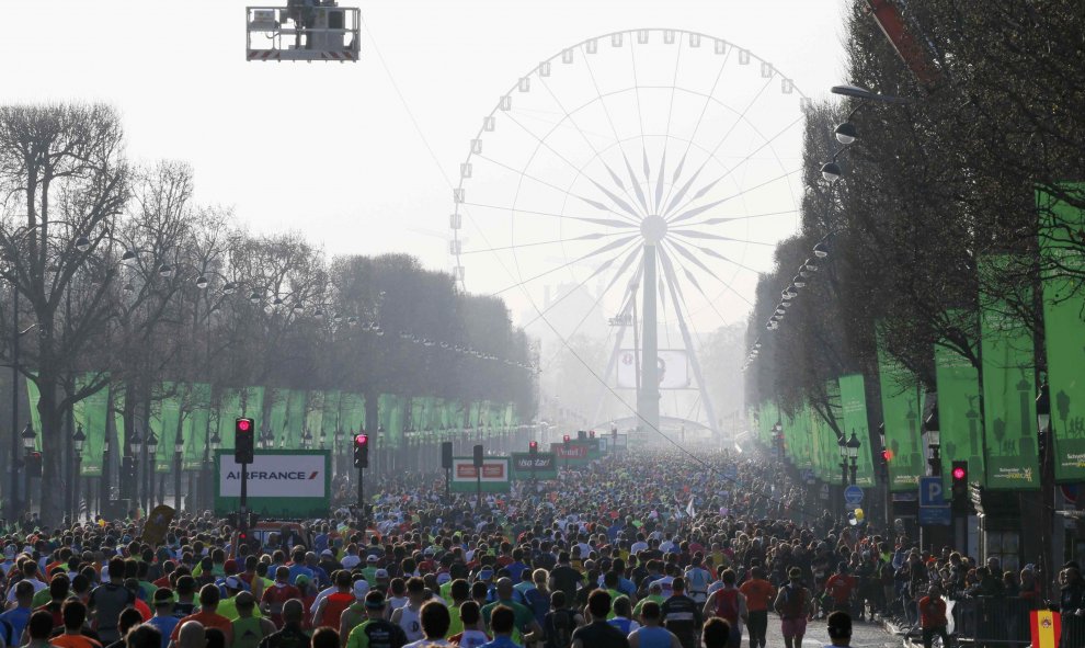 Los corredores enfilan la avenida de los Campos Elíseos, al comienzo del maratón de París. REUTERS/Gonzalo Fuentes