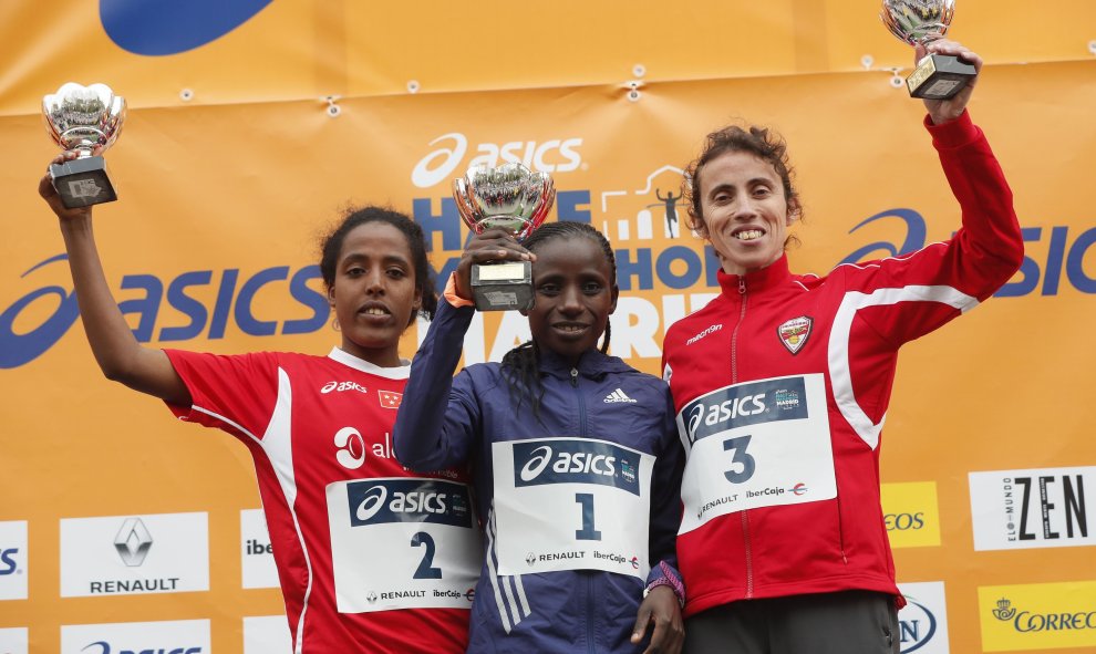 La keniana Poline Wanjiru (c), la española Rehima Serro (i) y la portuguesa Clarisse Cruz en el podio tras conseguir el primero, segundo y tercer puesto, respectivamente, en el ASICS Medio Maratón de Madrid. EFE/Juan Carlos Hidalgo