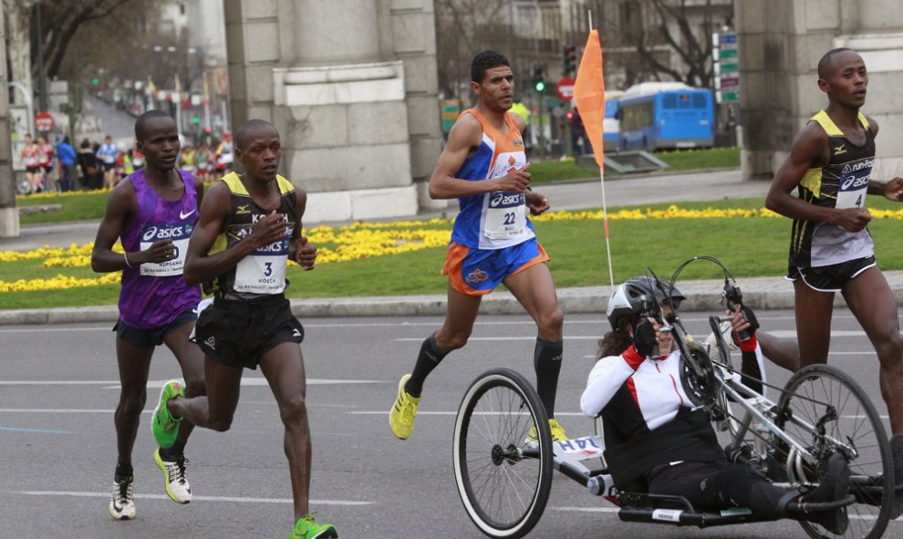 Cabeza de carrera de la XVI edición del Medio Maratón Villa de Madrid, en la que participan unos 23.000 corredores entre el paseo del Prado y el parque del Retiro y ha obligado a cortar la circulación en diferentes calles de los distritos de Retiro, Salam