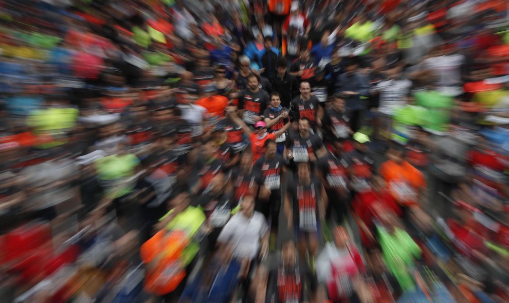 Unos 23.000 corredores han tomado hoy la salida de la XVI edición del Medio Maratón Villa de Madrid, que ha comenzado a las 9.00 horas en el paseo del Prado -entre Atocha y Neptuno- y ha obligado a cortar la circulación en diferentes calles de los distrit