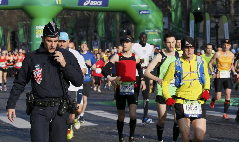 La maratón de París se ha desarrollado en medio de fuertes medidas de seguridad. REUTERS/Gonzalo Fuentes