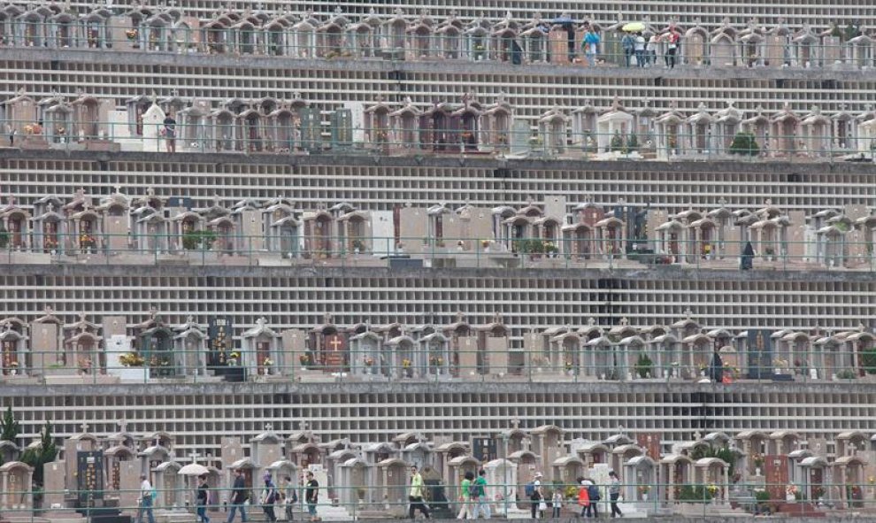 Hongkoneses acuden al cementerio de Cape Collinson para limpiar y rendir tributo a sus antepasados con motivo de la celebración del Festival Ching Ming, en Hong Kong, China. EFE/Alex Hofford