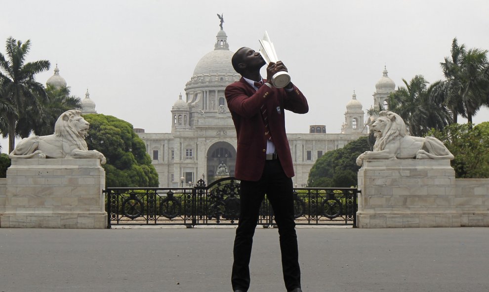 El capitán de la Selección de las Indias Occidentales, Darren Sammy, besa el trofeo frente al Monumento de la Victoria en Calcuta, India. REUTERS/Rupak De Chowdhuri