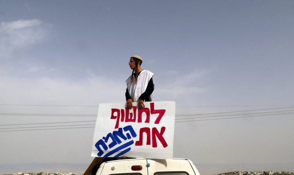 Un activista de extrema derecha israelí participa en una protesta para pedir la liberación de los atacantes judíos. REUTERS/Ammar Awad