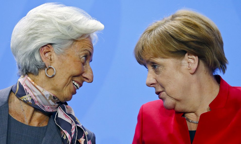 Christine Lagarde, directora del FMI, y Angela Merkel en una reunión internacional de economía y finanzas en Berlín, Alemania. REUTERS/Hannibal Hanschke