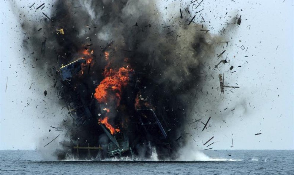 El Ministerio de Asuntos Marítimos de Indonesia destruye uno de tres barcos de pesca ilegal de bandera malasia cerca de la costa de Kuala Langsa en Aceh, Indonesia. EFE/Zikri Maulana