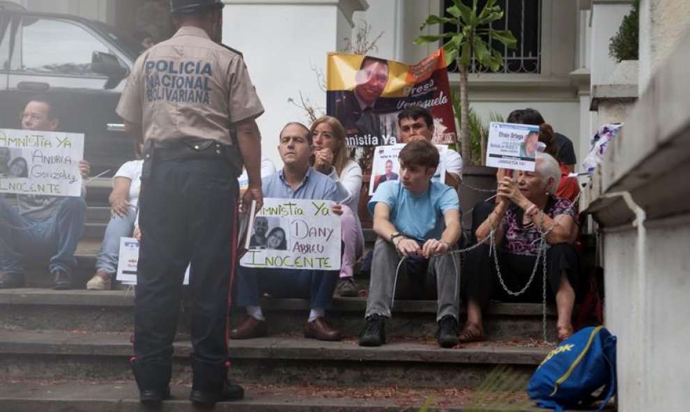 Un miembro de la Policía Nacional Bolivariana habla con manifestantes hoy, martes 5 de abril de 2016, en la ciudad de Caracas, Venezuela. EFE/Miguel Gutiérrez