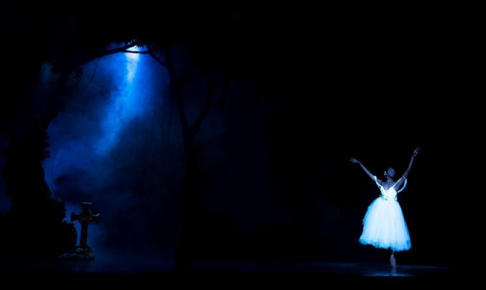 Una bailarina de la escuela Joburg Ballet actúa durante un ensayo general del ballet 'Giselle' en el Teatro Joburg de Johannesburgo, Sudáfrica. EFE/Shiraaz Mohamed