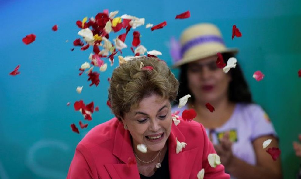 La presidenta brasileña, Dilma Rousseff, durante el acto 'Encuentro de Mujeres en Defensa de la Democracia', en Brasilia. EFE/Fernando Bizerra Jr.