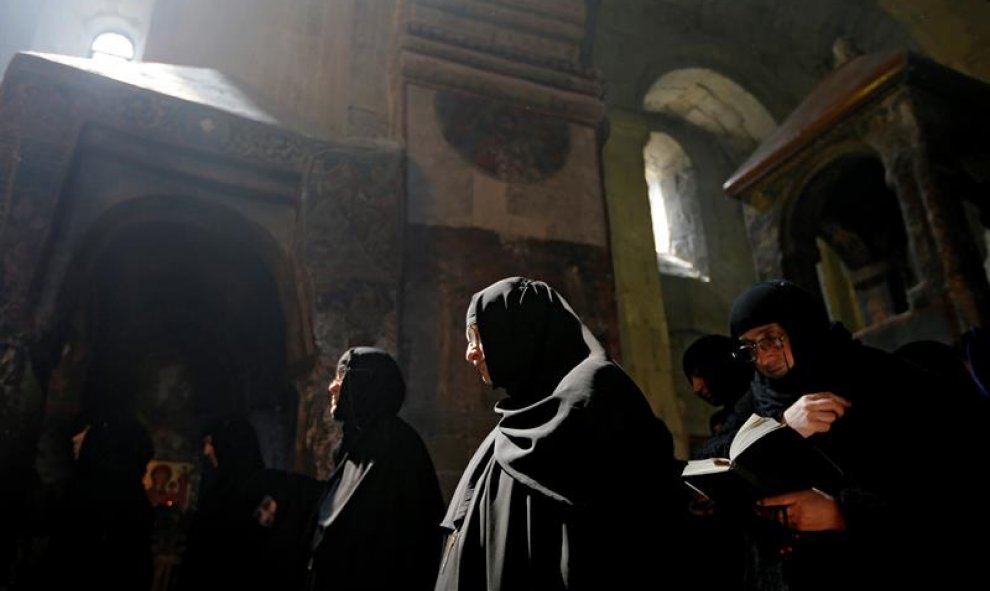 Monjas ortodoxas georgianas asisten a un servicio religioso para celebrar la Anunciación de la Virgen en la catedral Svetitskhoveli de Mtskheta, Georgia. EFE/Zurab Kurtsikidze