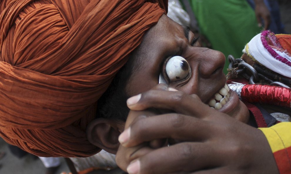Un devoto musulmán indio realiza un truco durante una peregrinación en Ajmer en el estado indio de Rajasthan. REUTERS/Himanshu Sharma