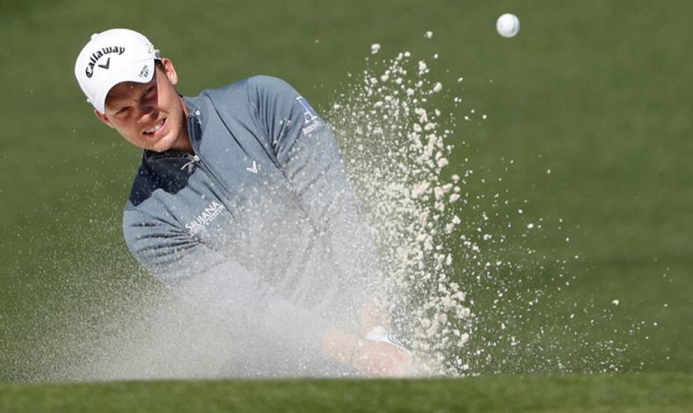 El golfista inglés Danny Willett golpea la bola desde un búnker en el segundo hoyo durante la segunda ronda del Masters de Golf de Augusta, en Georgia, Estados Unidos. EFE/Andrew Gombert