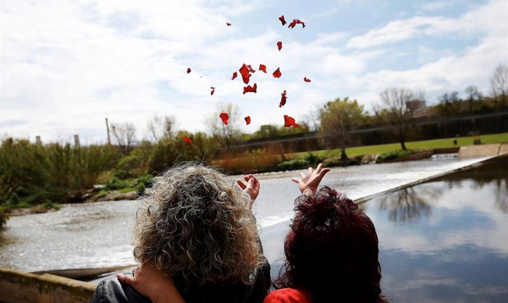 Varios cientos de miembros de la comunidad gitana han acudido hoy al rio Bessòs para participar en el tradicional lanzamiento de velas y de pétalos de flores al río para conmemorar el Día Internacional del Pueblo Gitano. EFE/Alejandro García