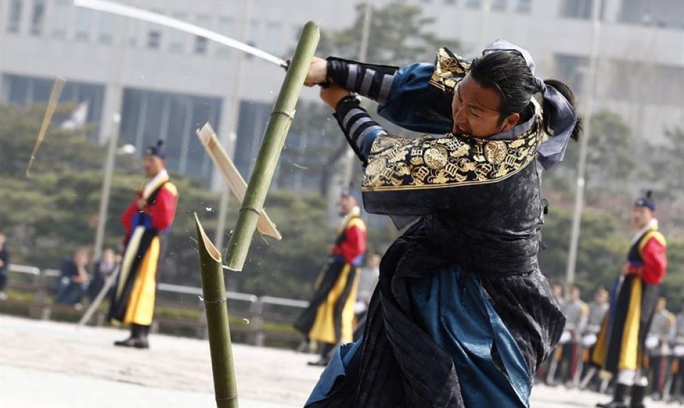 Un efectivo de la Guardia de Honor del Ejército surcoreano demuestra sus habilidades en el manejo de la espada, según el modo tradicional coreano, en Seúl, Corea del Sur. EFE/Jeon Heon-Kyun