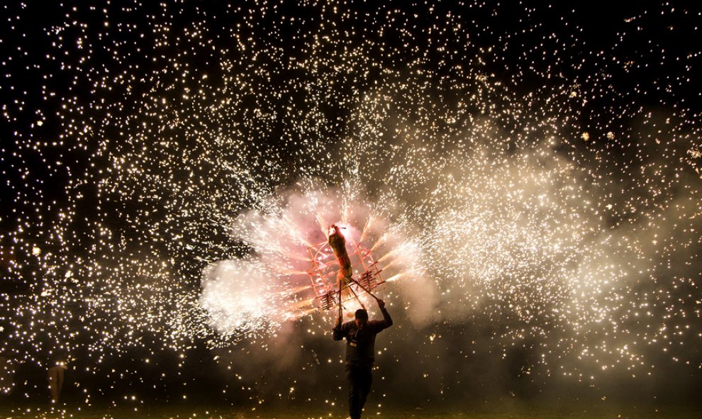 Un hombre participa en una exhibición de fuegos artificiales en México. ENRIQUE CASTRO / AFP