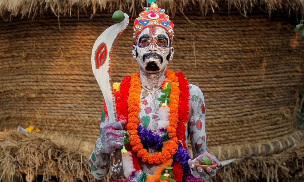 Un devoto con su cuerpo pintado espera para llevar a cabo un ritual como parte de la fiesta religiosa Shiva Gajan anual en India. REUTERS/Rupak De Chowdhuri