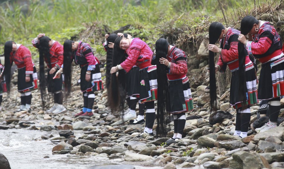 Mujeres de la minoría étnica Yao se peinan el pelo largo durante un festivaldurante una fiesta tradicional para muchas minorías étnicas en el pueblo de Huangluo, China.  REUTERS/Stringer
