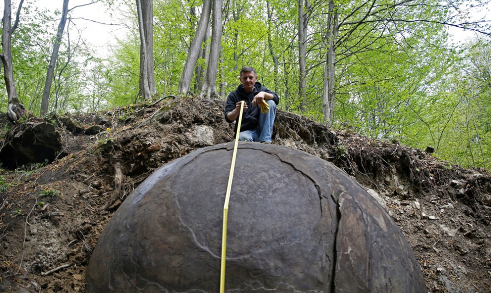 Suad Keserovic mide una bola de piedra en el pueblo cerca de Podunavlje Zavidovici. REUTERS/Dado Ruvic