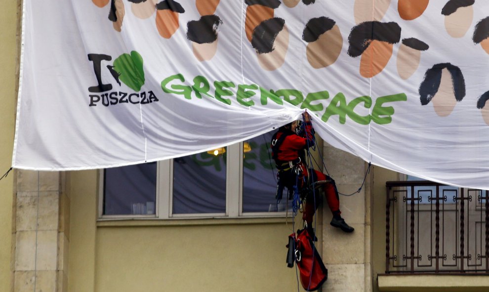 Activistas de Greenpeace despliegan una gran pancarta sobre la fachada del ministerio de Medio Ambiente polaco. /REUTERS-Kacper Pempel