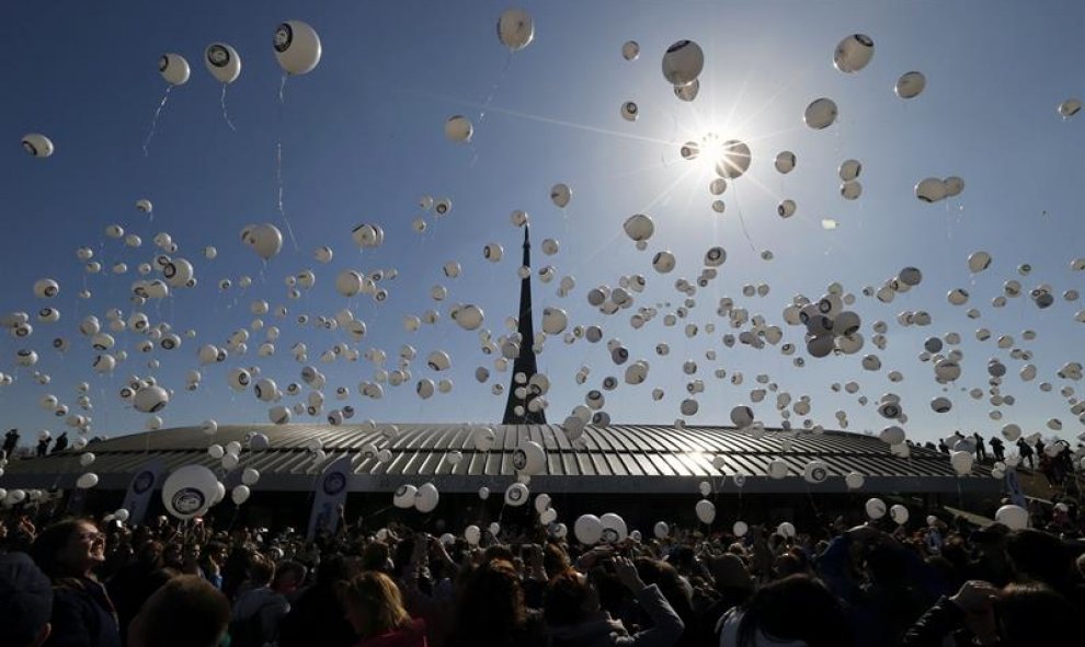 Rusos sueltan globos durante la celebración del 55 aniversario del primer viaje espacial, en Moscú, Rusia. EFE/YURI KOCHETKOV