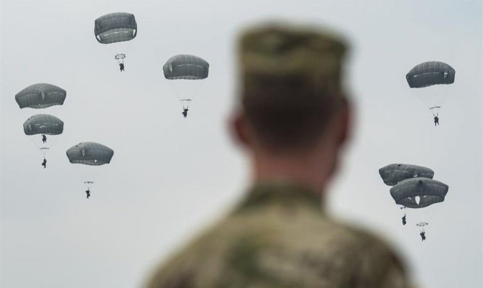 Varios paracaidistas saltan de un avión cerca de Burgenlengenfeld, Alemania durante un ejercicio conjunto de Estados Unidos, Reino Unido e Italia. EFE/Armin Weigel