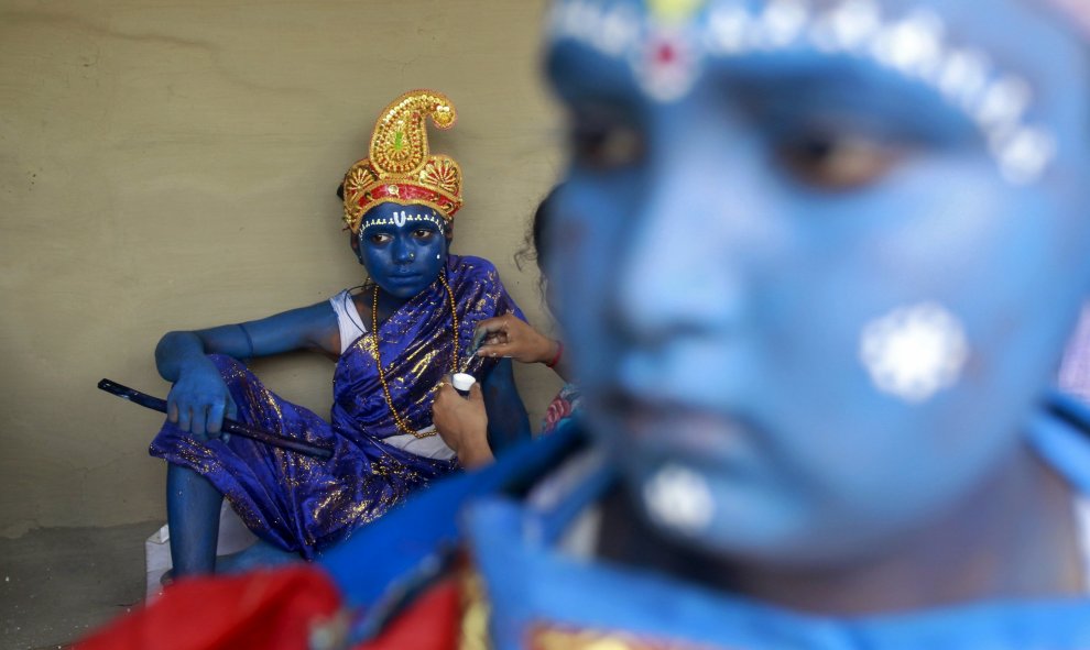 Una chica hindú se pinta la cara antes de participar en un ritual como parte de la fiesta religiosa anual Shiva Gajan en las afueras de Agartala.  REUTERS/Jayanta Dey