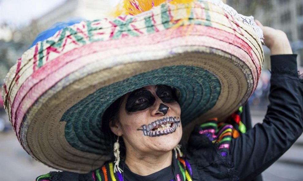 Una mujer vestida con un traje tradicional mexicano durante una manifestación por la defensa de los Derechos Humanos en Hamburgo, Alemania durante la visita del presidente mexicano Enrique Peña Nieto. EFE/Axel Heimken