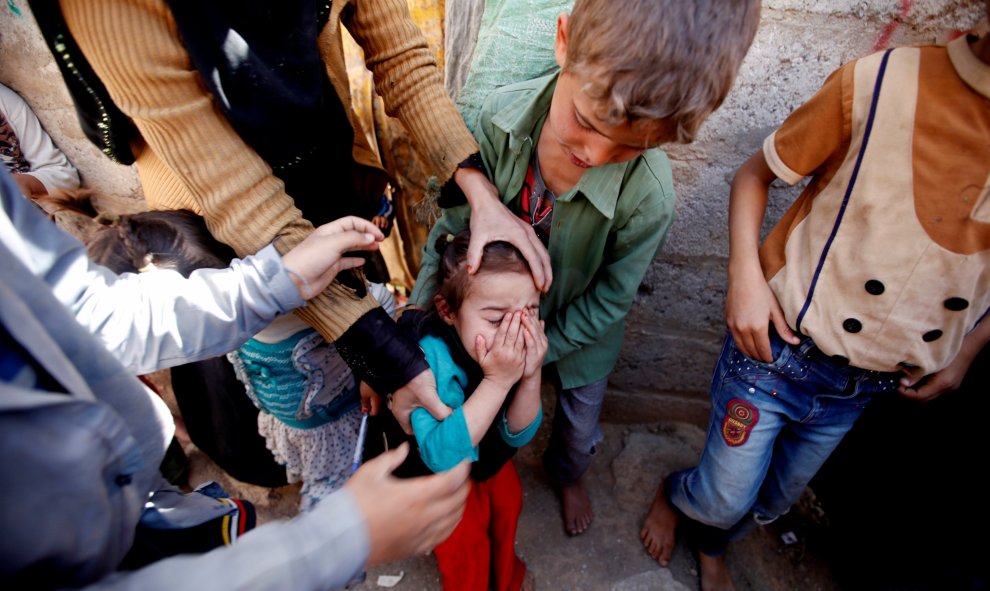 Una niña reaccionaal ser vacunada en la capital de Yemen. REUTERS/Khaled Abdullah