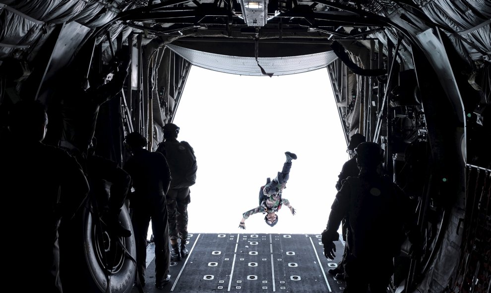 Un soldado de Indonesia salta de la parte posterior de un avión de transporte de las Fuerzas Aéreas durante un ejercicio de entrenamiento de paracaidistas en Tarakan, provincia de Kalimantan del Norte, Indonesia. REUTERS/Fadlansyah/Antara