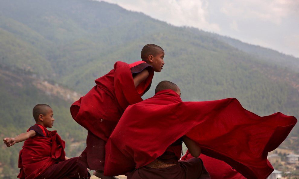Unos monjes jóvenes juegan durante el recreo. Templo de Changangkha Lhakhang en Timbu, Bután. REUTERS/Cathal McNaughton