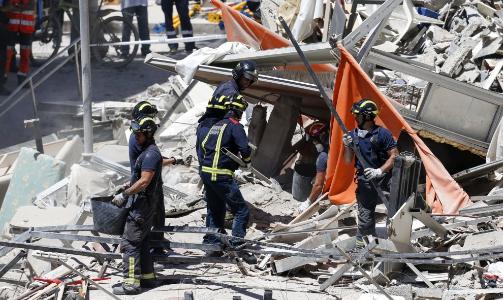 Los bomberos trabajan en la retirada de escombros en busca de los desaparecidose en el edificio de Los Cristianos (sur de Tenerife) que se ha derrumbado parcialmente este jueves. REUTERS/Santiago Ferrero