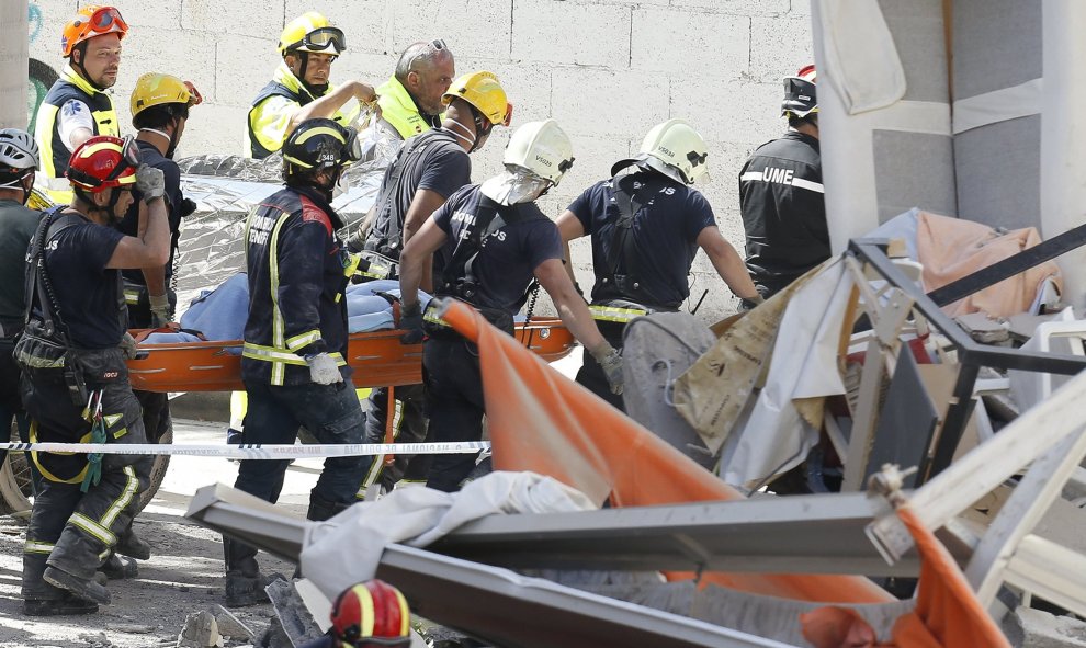 Efectivos de la Unidad Militar de Emergencia (UME) y los Bomberos recuperan el cadáver de una de las víctimas localizada entre los escombros del edificio que se ha derrumbado en la localidad tinerfeña de Los Cristianos, en el municipio de Arona. REUTERS
