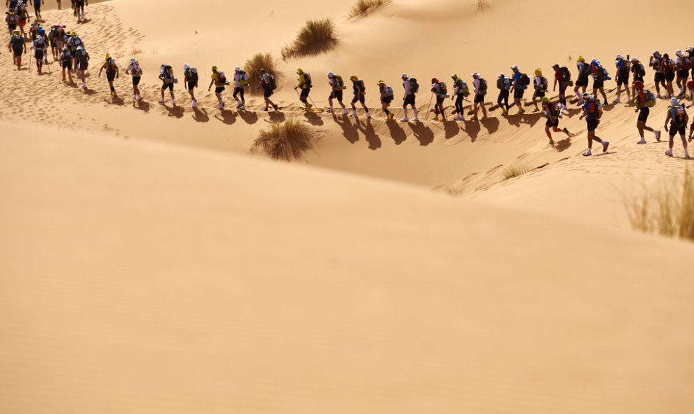 Personas participan en la Maratón de las Arenas en el sur del desierto del Sahara marroquí. JEAN-PHILIPPE Książek / AFP