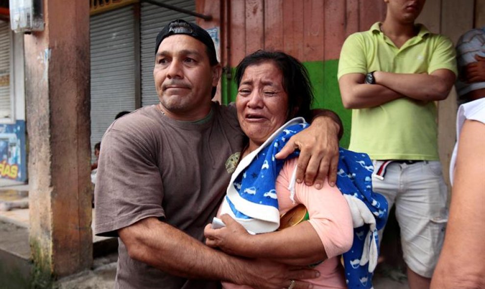 Habitantes afectados de Pedernales (Ecuador). EFE/José Jácome