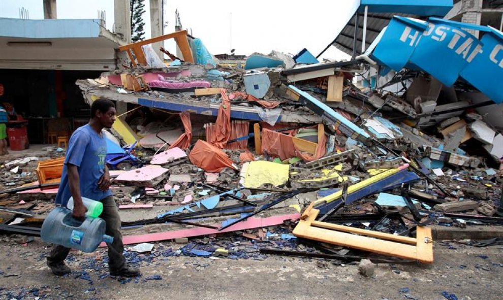 Un habitante de Pedernales (Ecuador), afectado por el terremoto de 7,8 grados en la escala de Richter registrado el sábado en la costa norte de Ecuador. EFE/José Jácome