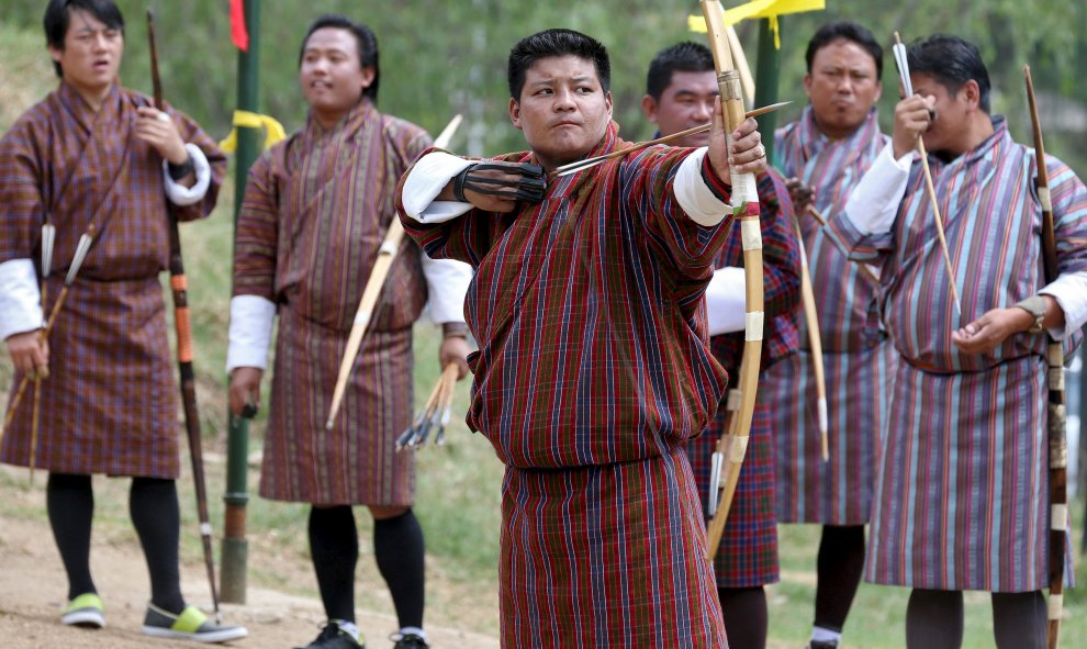 Un grupo de arqueros participando en una competición en Timbú, Bután. REUTERS/Cathal McNaughton