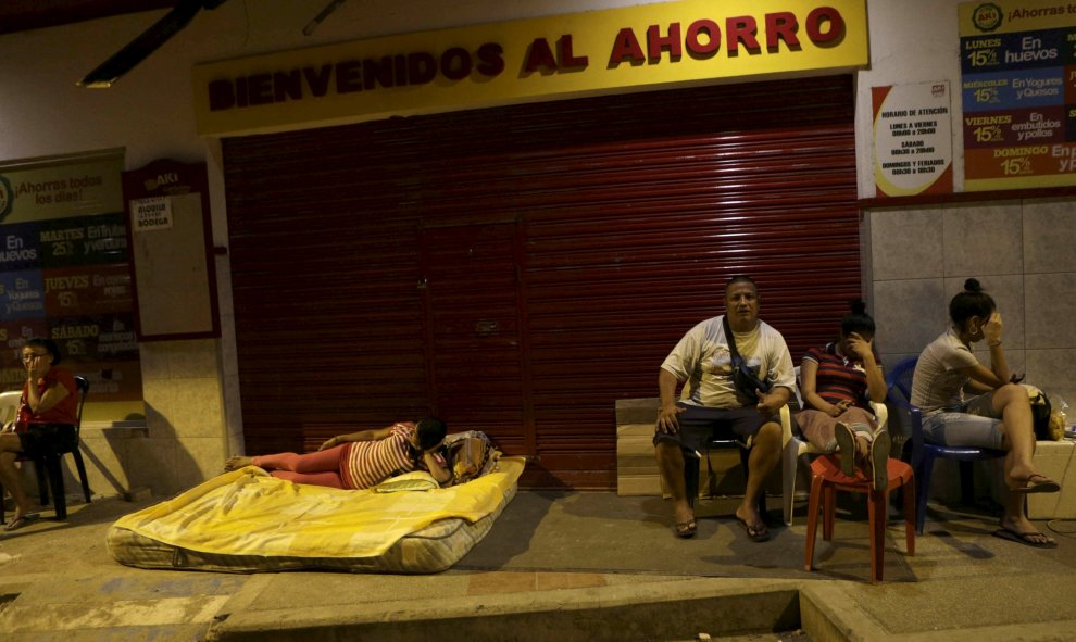 Ciudadanos descansando en una acera tras el terremoto que agitó la costa pacífica en Portoviejo, Ecuador. REUTERS/Henry Romero