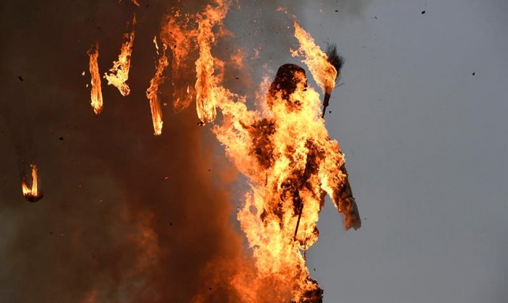 Vista del "Böögg", figura de un muñeco de nieve hecho con explosivos, mientras arde en la plaza Sechseläutenplatz en Zúrich (Suiza) hoy, 18 de abril de 2016. EFE/Ennio Leanza