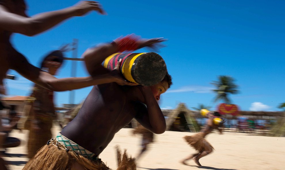 Nativos brasileños compiten en una carrera durante los Juegos de la Juventud indígenas de Pataxós, en Santa Cruz de Cabralia, Brasil.  REUTERS/Roosevelt Cassio