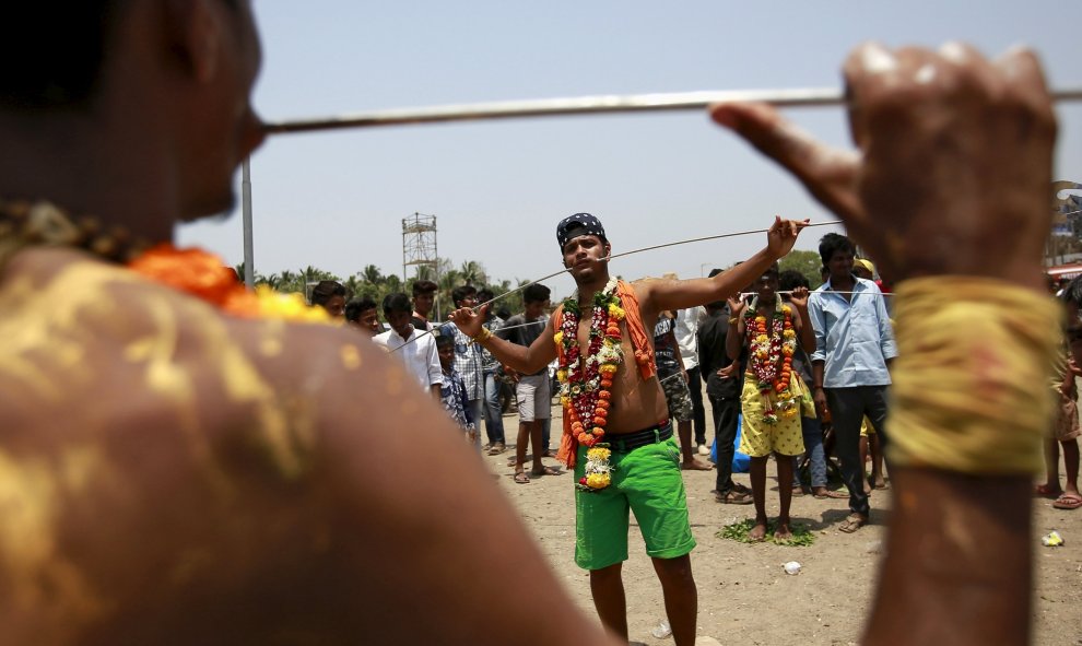 Devotos perforadan sus bocas durante una procesión religiosa dedicada a la diosa Mariamman en India. REUTERS/Danish Siddiqui