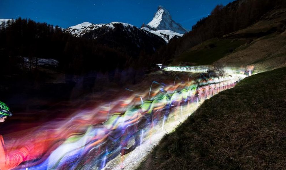 Competidores suben en frente del monte Cervino durante la 20 edición de la carrera de esquí Patrulla Glaciar en Zermatt (Suzia). EFE/JEAN-CHRISTOPHE BOTT